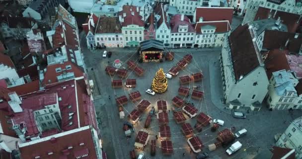 エストニアクリスマス休暇中のタリン旧市街の屋根や建物への4K映像 — ストック動画