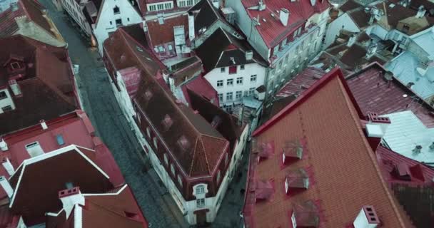 Beelden Vanuit Lucht Naar Tallinn Old Town Roofs Buildings Tijdens — Stockvideo
