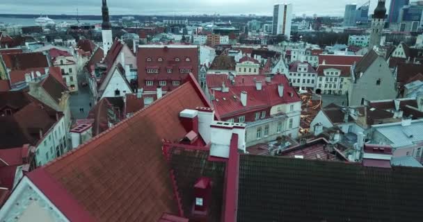 Footage Aerial View Tallinn Old Town Roofs Buildings Κατά Διάρκεια — Αρχείο Βίντεο