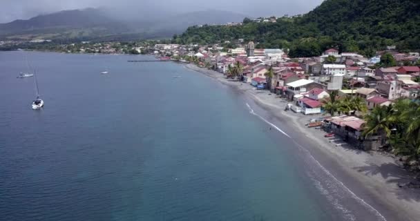 4K映像 マルティニーク島サンピエール海岸線の空中ビュー — ストック動画