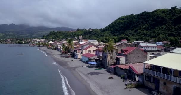 4K映像 マルティニーク島サンピエール海岸線の空中ビュー — ストック動画