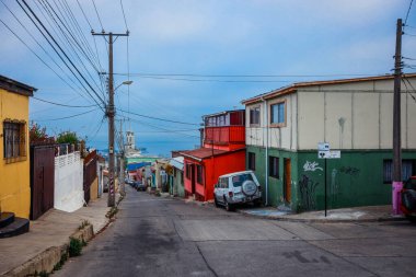 Valparaiso, Şili - 08 Mart 2020: Parlak Boyalı Çok Renkli Binalar