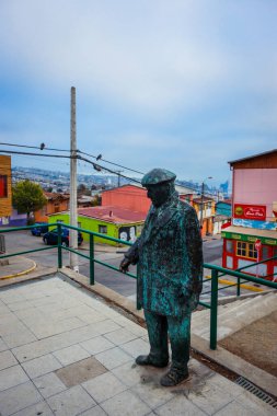 Valparaiso, Şili - Mart 04, 2020 Plaza de los Poetas 'ta Şapkalı Adam' ın Bronz Heykeli