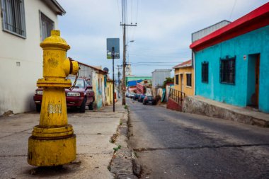 Valparaiso, Şili - 08 Mart 2020: Parlak Boyalı Çok Renkli Binalar