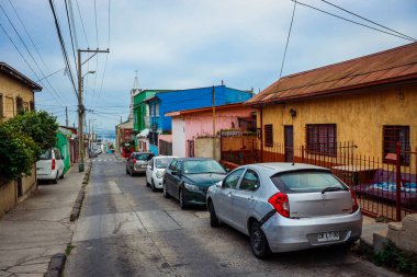 Valparaiso, Şili - 08 Mart 2020: Parlak Boyalı Çok Renkli Binalar