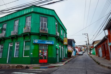 Valparaiso, Şili - 08 Mart 2020: Parlak Boyalı Çok Renkli Binalar