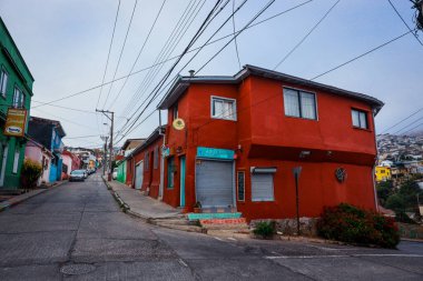 Valparaiso, Şili - 08 Mart 2020: Parlak Boyalı Çok Renkli Binalar