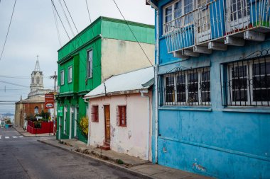 Valparaiso, Şili - 08 Mart 2020: Parlak Boyalı Çok Renkli Binalar