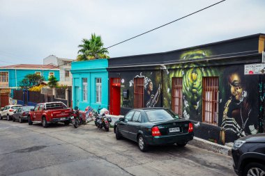 Valparaiso, Şili - 08 Mart 2020: Parlak Boyalı Çok Renkli Binalar