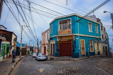 Valparaiso, Şili - 08 Mart 2020: Parlak Boyalı Çok Renkli Binalar