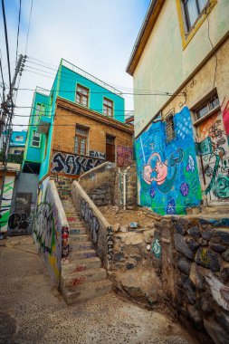 Valparaiso, Şili - 04 Mart 2020: Merdivenler ve Duvarlarda Renkli ve Parlak Boya