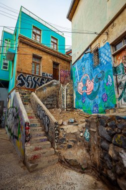 Valparaiso, Şili - 04 Mart 2020: Merdivenler ve Duvarlarda Renkli ve Parlak Boya