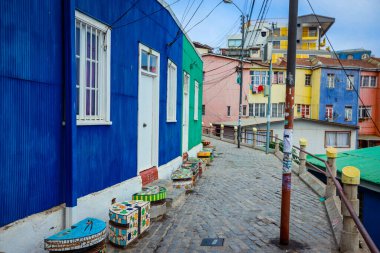 Valparaiso, Şili - 08 Mart 2020: Parlak Boyalı Çok Renkli Binalar