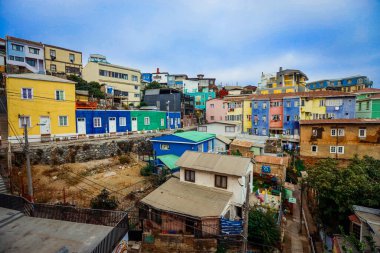 Valparaiso, Şili - 08 Mart 2020: Parlak Boyalı Çok Renkli Binalar