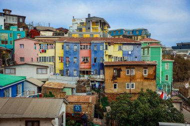 Valparaiso, Şili - 08 Mart 2020: Parlak Boyalı Çok Renkli Binalar