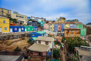 Valparaiso, Şili - 08 Mart 2020: Parlak Boyalı Çok Renkli Binalar