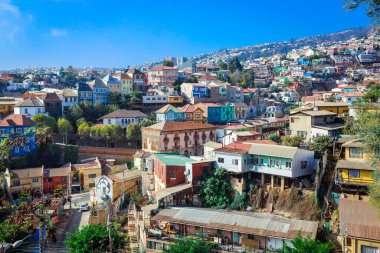 Dağ Tepelerine Panoramik Manzara Renkli ve Parlak Binalar Boyalı, Valparaiso, Şili 