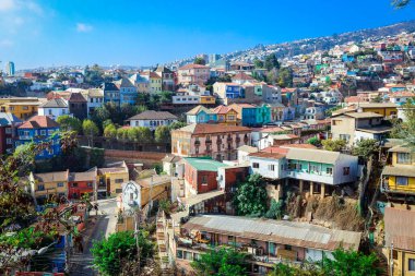 Dağ Tepelerine Panoramik Manzara Renkli ve Parlak Binalar Boyalı, Valparaiso, Şili 