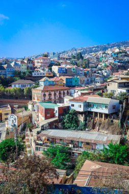 Dağ Tepelerine Panoramik Manzara Renkli ve Parlak Binalar Boyalı, Valparaiso, Şili 