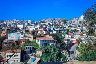 Dağ Tepelerine Panoramik Manzara Renkli ve Parlak Binalar Boyalı, Valparaiso, Şili 