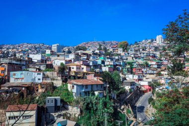 Dağ Tepelerine Panoramik Manzara Renkli ve Parlak Binalar Boyalı, Valparaiso, Şili 