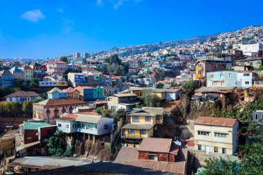 Dağ Tepelerine Panoramik Manzara Renkli ve Parlak Binalar Boyalı, Valparaiso, Şili 
