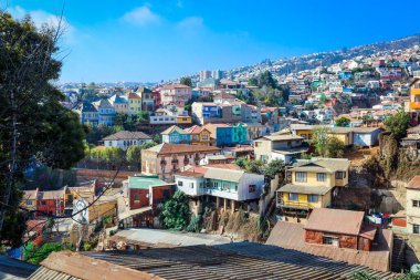 Dağ Tepelerine Panoramik Manzara Renkli ve Parlak Binalar Boyalı, Valparaiso, Şili 