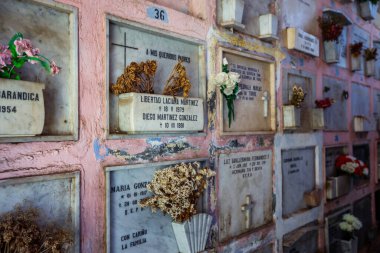 Valparaiso, Şili - 09 Mart 2020: Ana Mezarlıktaki Mermer Heykeller