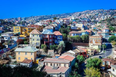 Valparaiso, Şili - 09 Mart 2020: Renkli ve Parlak Yapılı Dağ Tepeleri Panoramik Manzarası