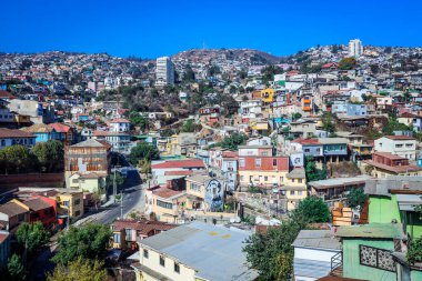 Valparaiso, Şili - 09 Mart 2020: Renkli ve Parlak Yapılı Dağ Tepeleri Panoramik Manzarası
