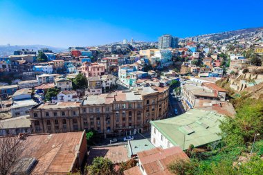 Valparaiso, Şili - 09 Mart 2020: Renkli ve Parlak Yapılı Dağ Tepeleri Panoramik Manzarası