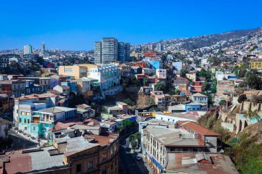 Valparaiso, Şili - 09 Mart 2020: Renkli ve Parlak Yapılı Dağ Tepeleri Panoramik Manzarası