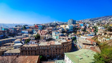 Valparaiso, Şili - 09 Mart 2020: Renkli ve Parlak Yapılı Dağ Tepeleri Panoramik Manzarası
