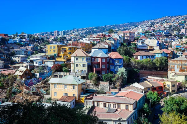 Valparaiso, Şili - 09 Mart 2020: Renkli ve Parlak Yapılı Dağ Tepeleri Panoramik Manzarası