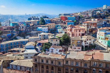 Valparaiso, Şili - 09 Mart 2020: Renkli ve Parlak Yapılı Dağ Tepeleri Panoramik Manzarası