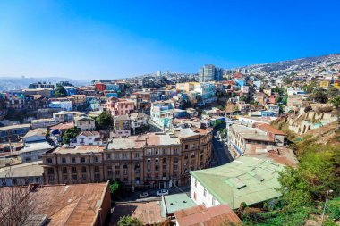 Valparaiso, Şili - 09 Mart 2020: Renkli ve Parlak Yapılı Dağ Tepeleri Panoramik Manzarası