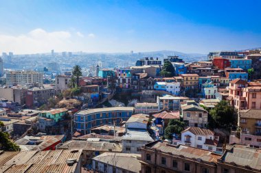 Valparaiso, Şili - 09 Mart 2020: Renkli ve Parlak Yapılı Dağ Tepeleri Panoramik Manzarası