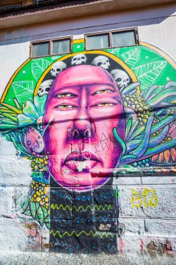 Valparaiso, Şili - 08 Mart 2020: Parlak Boyalı Çok Renkli Binalar