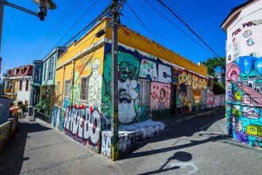 Valparaiso, Şili - 08 Mart 2020: Parlak Boyalı Çok Renkli Binalar