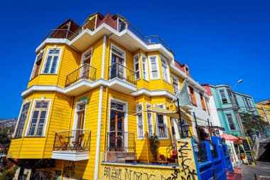 Valparaiso, Şili - 08 Mart 2020: Çok Renkli Binalara Günlük Yaşam Görünümü
