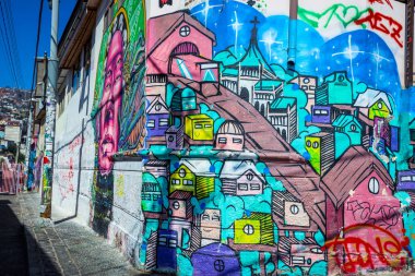 Valparaiso, Şili - 08 Mart 2020: Parlak Boyalı Çok Renkli Binalar