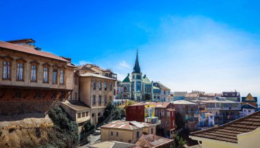 Valparaiso, Şili - 08 Mart 2020: Sokakta Parlak Boyalı Katedral ve Renkli Binalara Uzak Görüş