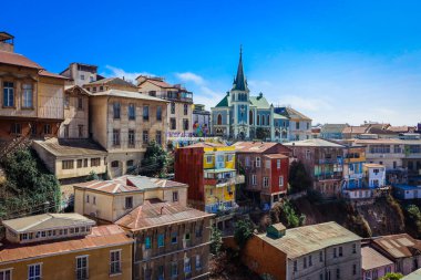 Valparaiso, Şili - 08 Mart 2020: Sokakta Parlak Boyalı Katedral ve Renkli Binalara Uzak Görüş