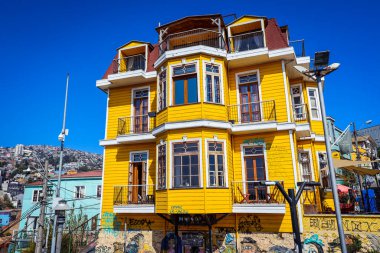 Valparaiso, Şili - 08 Mart 2020: Çok Renkli Binalara Günlük Yaşam Görünümü
