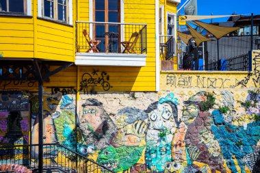 Valparaiso, Şili - 08 Mart 2020: Parlak Boyalı Çok Renkli Binalar