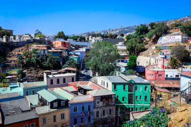 Valparaiso, Şili - 08 Mart 2020: Parlak Boyalı Çok Renkli Binalar