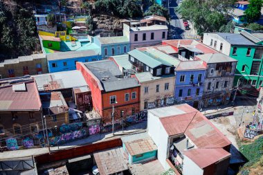 Valparaiso, Şili - 08 Mart 2020: Parlak Boyalı Çok Renkli Binalar
