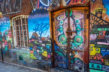 Valparaiso, Şili - 08 Mart 2020: Parlak Boyalı Çok Renkli Binalar