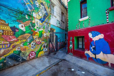 Valparaiso, Şili - 08 Mart 2020: Parlak Boyalı Çok Renkli Binalar