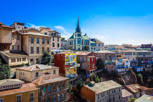 Valparaiso, Şili - 08 Mart 2020: Sokakta Parlak Boyalı Katedral ve Renkli Binalara Uzak Görüş